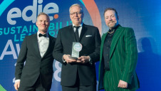 (L-R): Presenter SmartestEnergy’s strategic sales
manager Michael Watts; BaxterStorey’s Mike Hanson;
and compere Rufus Hound